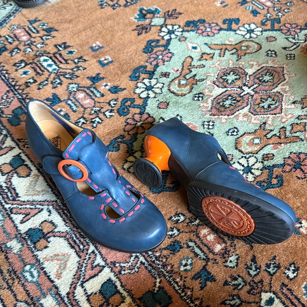 John Fluevog enthusiast blue and orange high-heeled shoe W 9.5